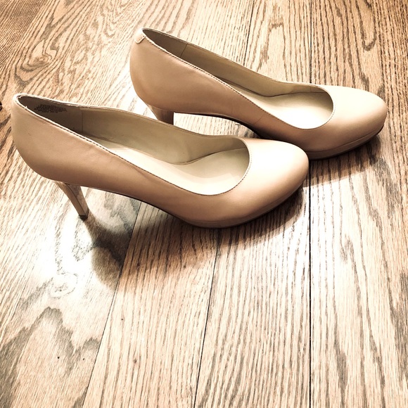 Nine West Nude Pump 3.5” Heel - Picture 3 of 6